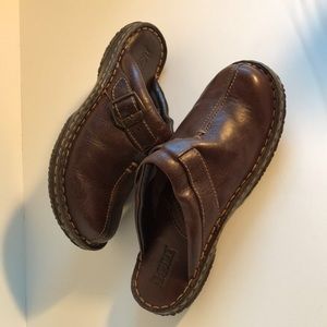 Born clogs. Size 7   In excellent condition. Brown leather